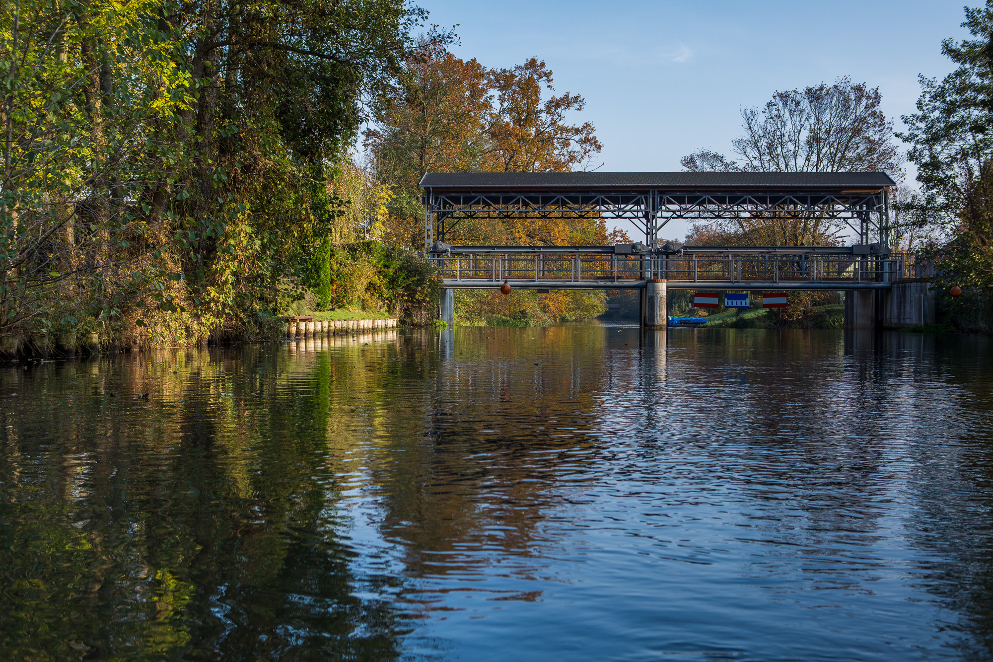 Brücke im Herbst