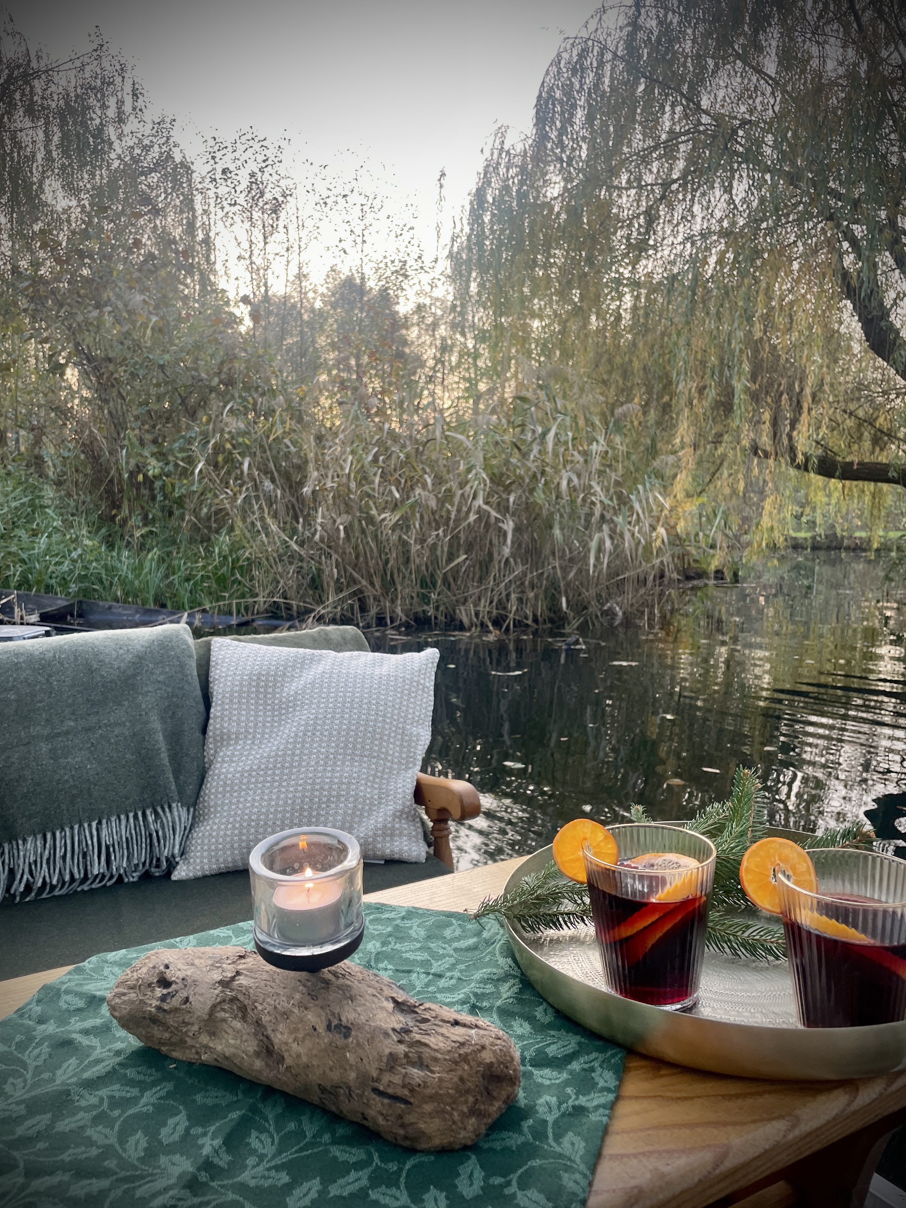 Sunset-Drink auf dem Kahn bei Sonnenuntergang