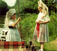 Frauen in Tracht im Spreewald bei der Kahnfahrt