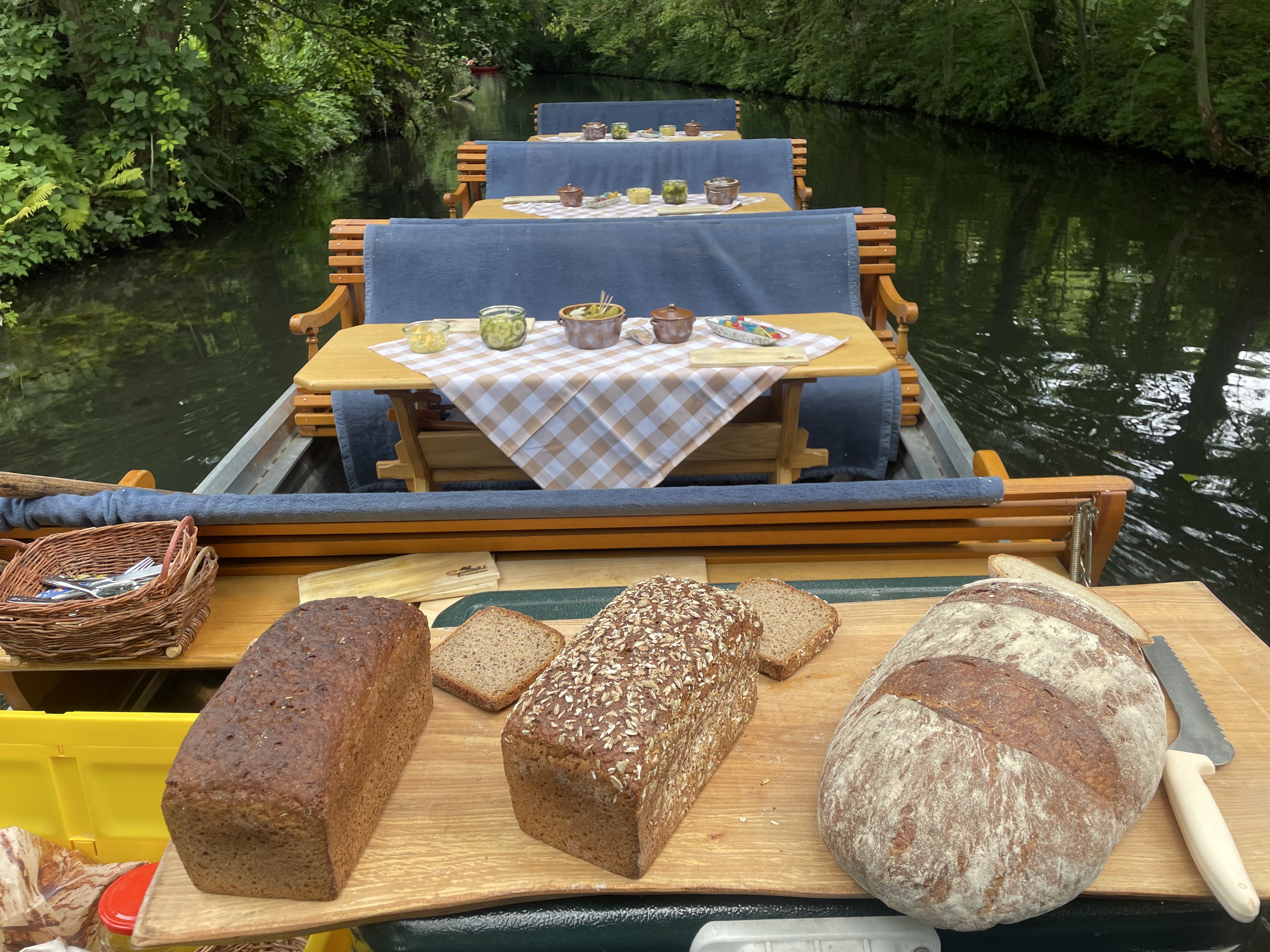 Frisches Brot und gedeckte Tische auf dem Kahn